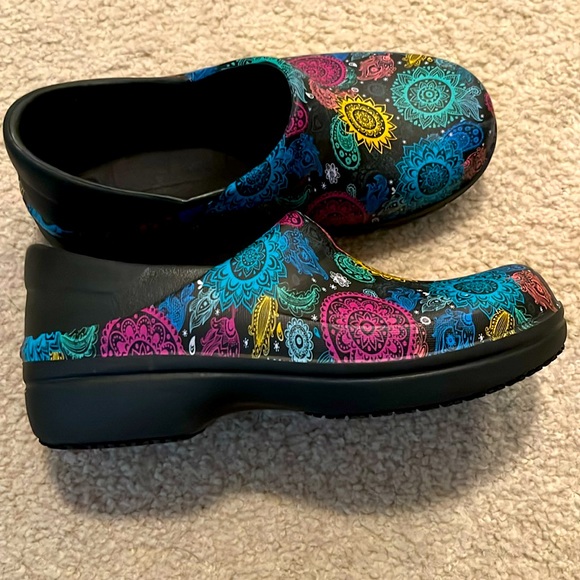 Crocs Clogs - Picture 3 of 6